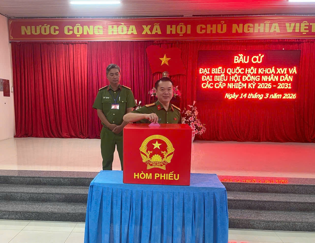 Lực lượng công an Cần Thơ bỏ phiếu sớm, sẵn sàng bảo đảm an ninh ngày bầu cử