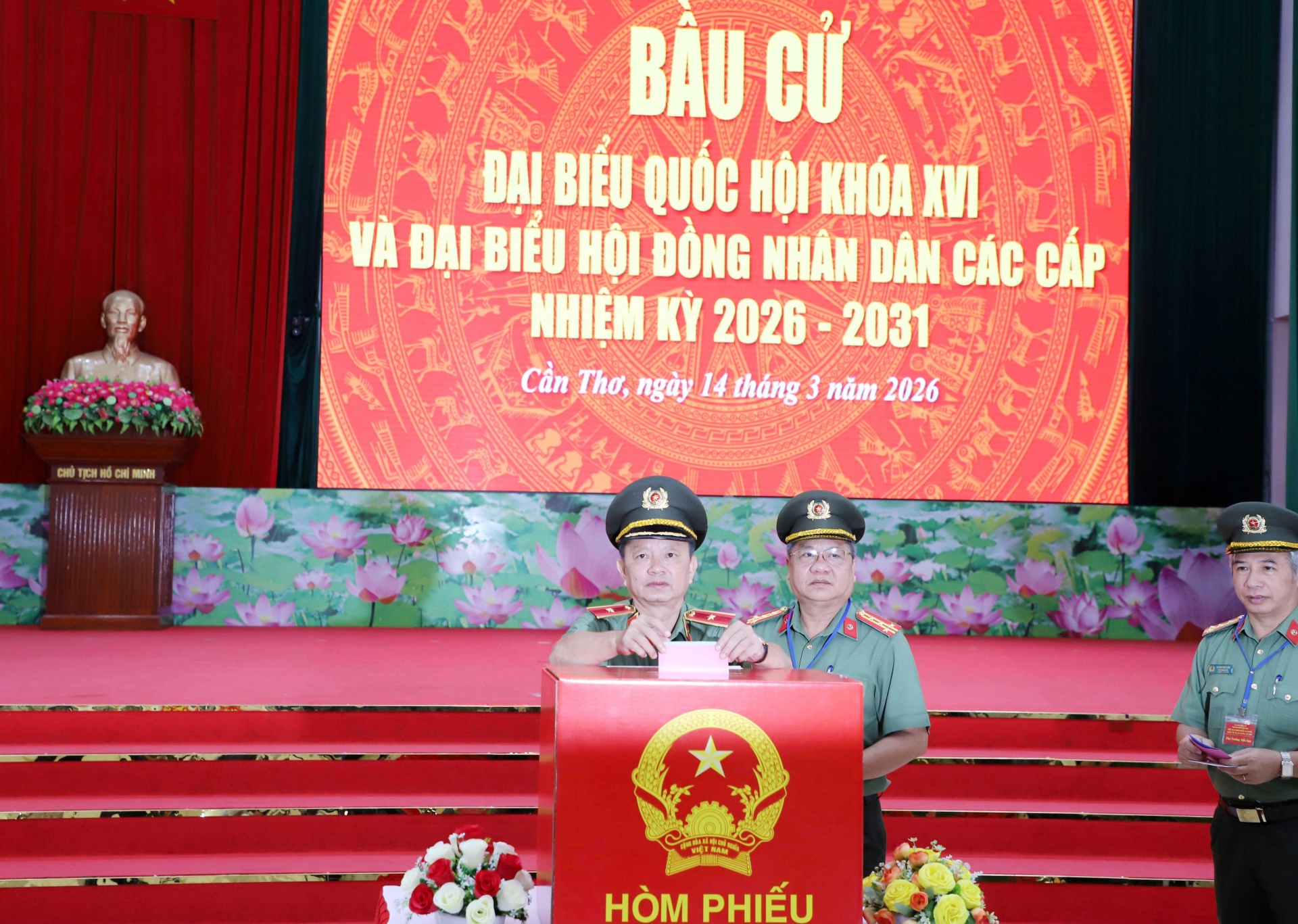 Lực lượng công an Cần Thơ bỏ phiếu sớm, sẵn sàng bảo đảm an ninh ngày bầu cử