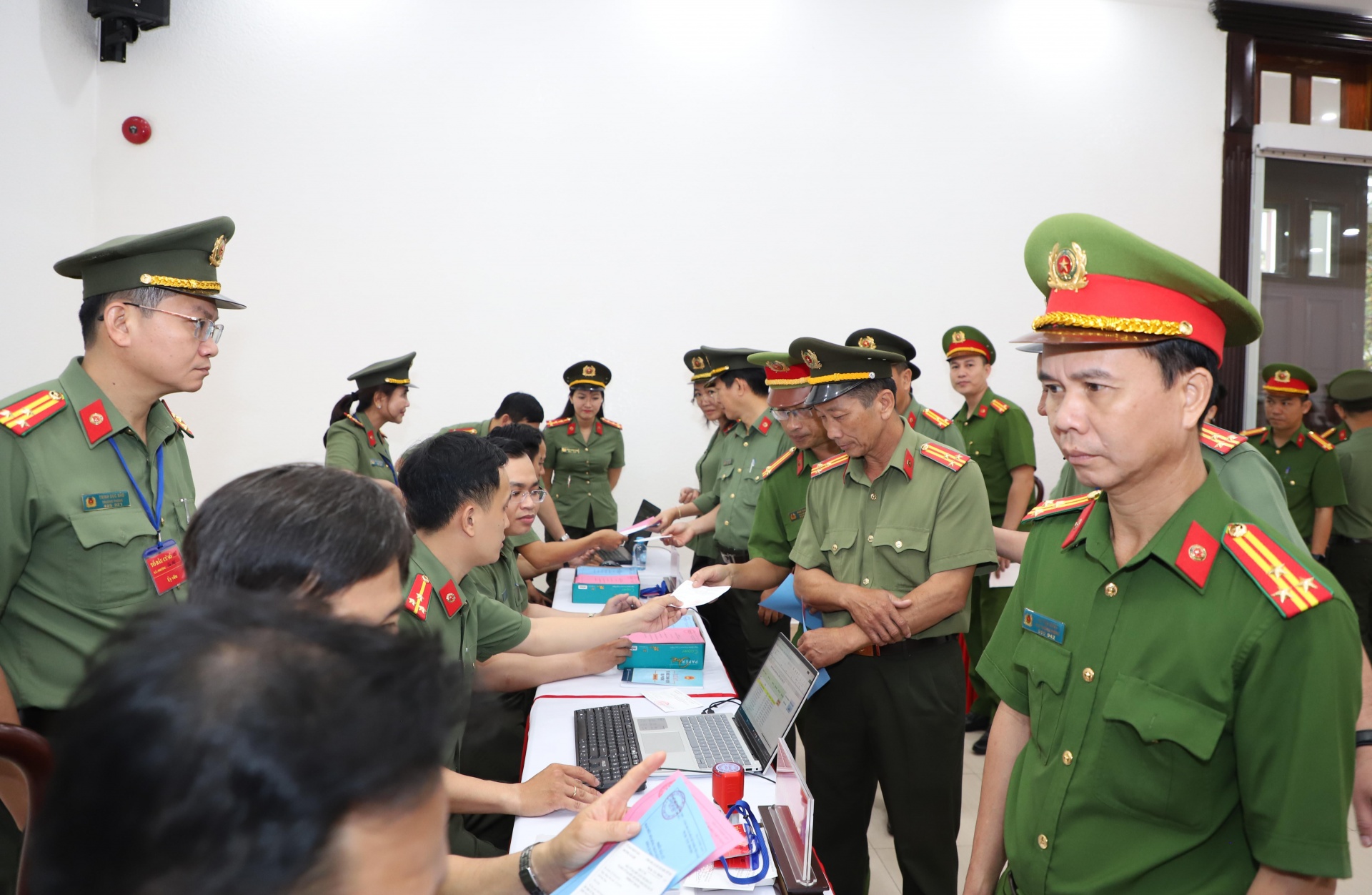 Lực lượng công an Cần Thơ bỏ phiếu sớm, sẵn sàng bảo đảm an ninh ngày bầu cử