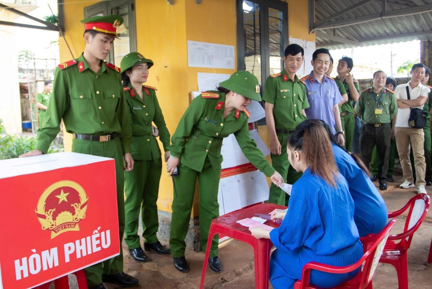  Phạm nhân tại Trại Tạm giam số 1 Công an tỉnh Đắk Lắk thực hiện quyền bầu cử dưới sự hướng dẫn của cán bộ, thể hiện sự tôn trọng và bảo đảm quyền con người theo quy định của pháp luật. Ảnh: Đức Sỹ