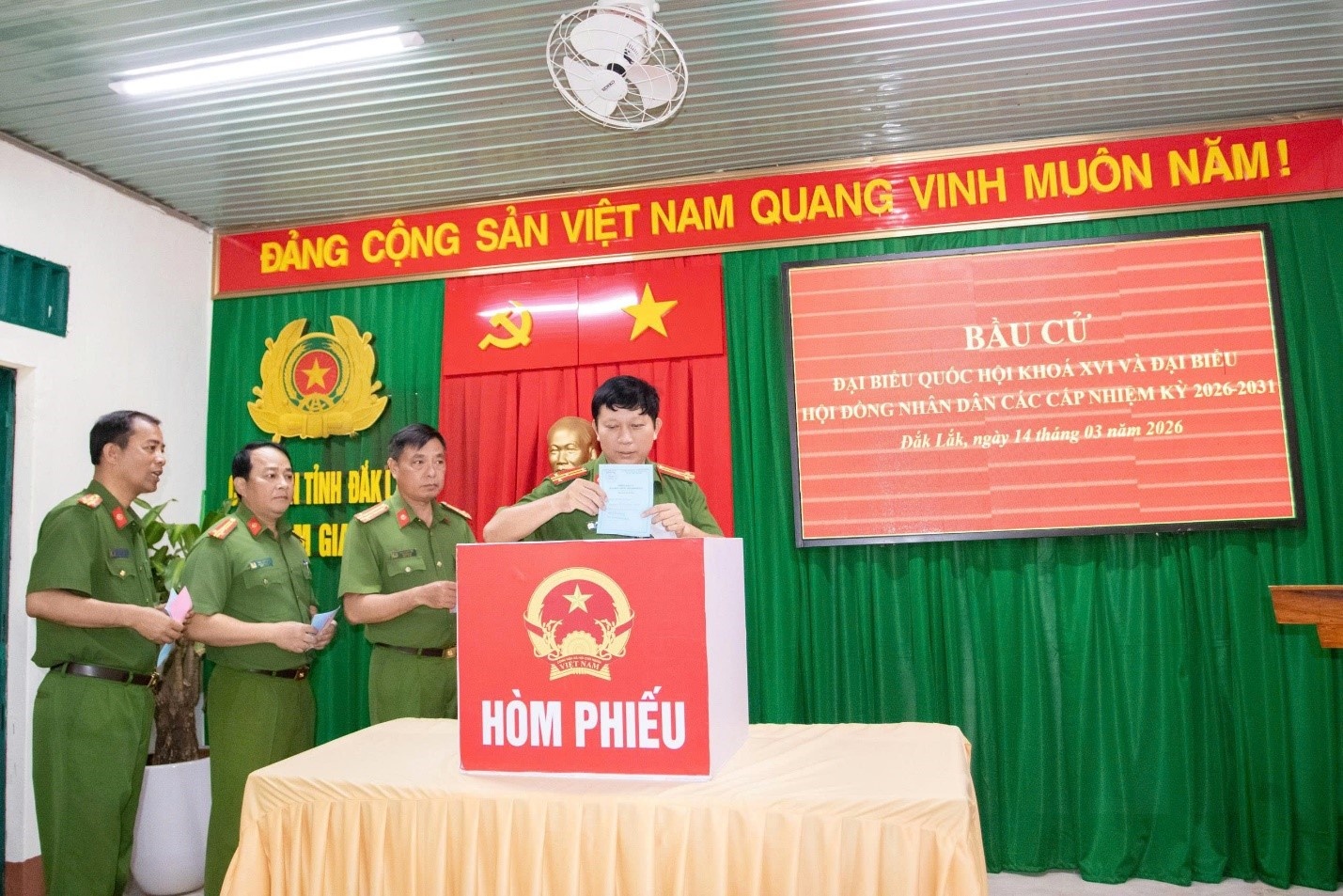 Cán bộ, chiến sĩ tại Trại Tạm giam số 1, Công an tỉnh Đắk Lắk thực hiện quyền bầu cử trong không khí trang nghiêm, đúng quy định. Ảnh: Đức Sỹ