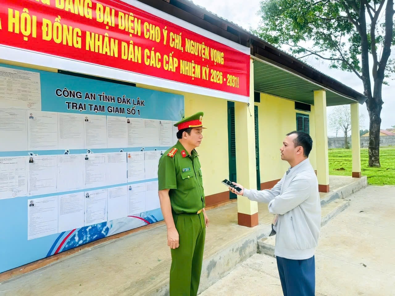  Đại diện Trại Tạm giam số 1 Công an tỉnh Đắk Lắk trao đổi với phóng viên về công tác tổ chức bầu cử tại đơn vị. Ảnh: Đức Sỹ