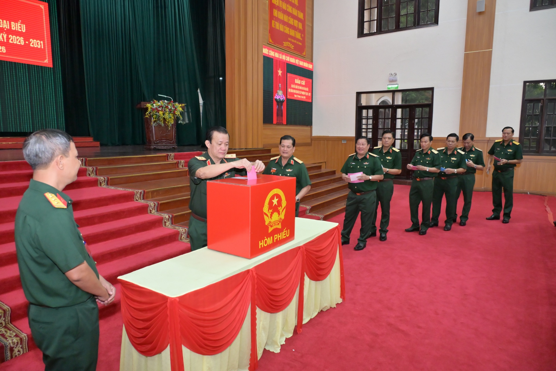 Cử tri LLVT Quân khu 9 hân hoan đi bỏ phiếu