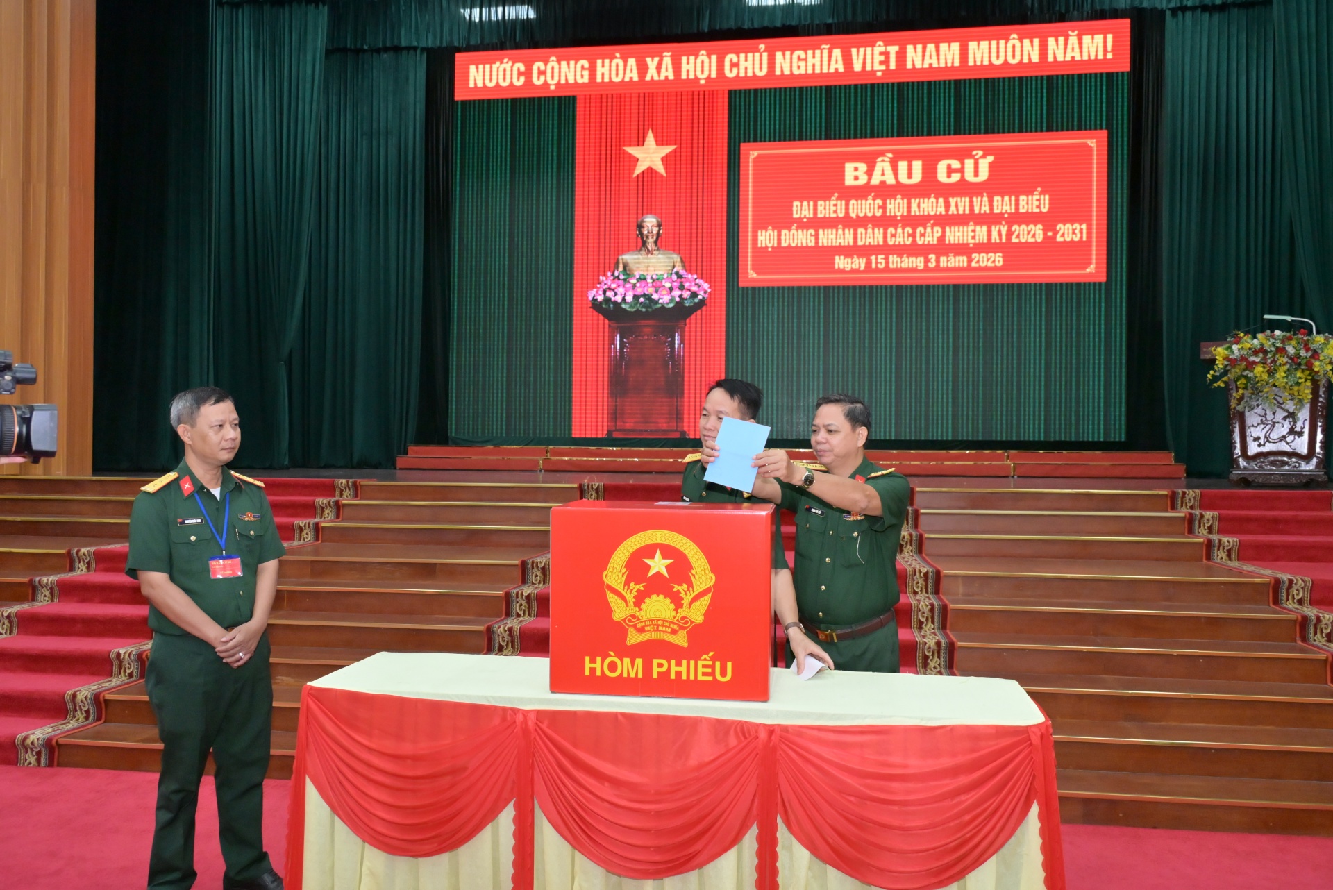 Cử tri LLVT Quân khu 9 hân hoan đi bỏ phiếu