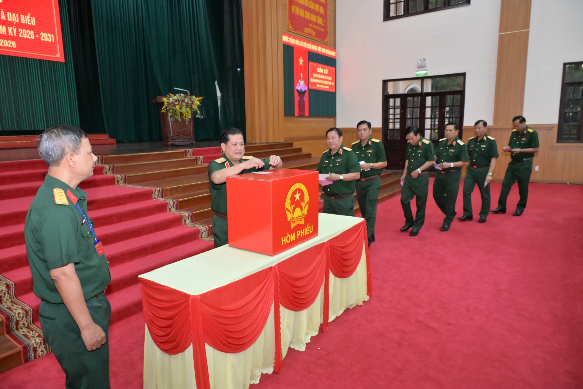 Cử tri LLVT Quân khu 9 hân hoan đi bỏ phiếu