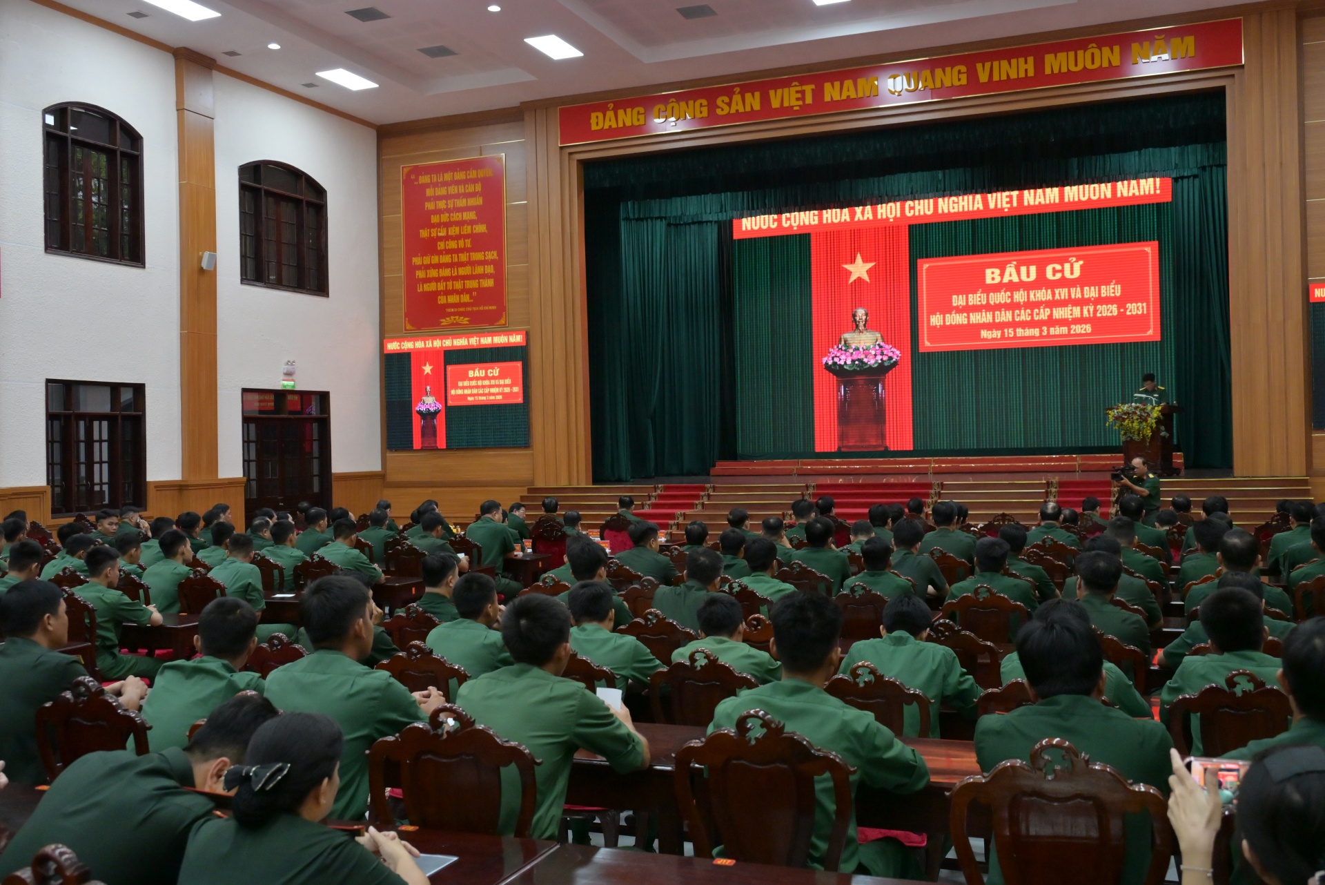 Cử tri LLVT Quân khu 9 hân hoan đi bỏ phiếu