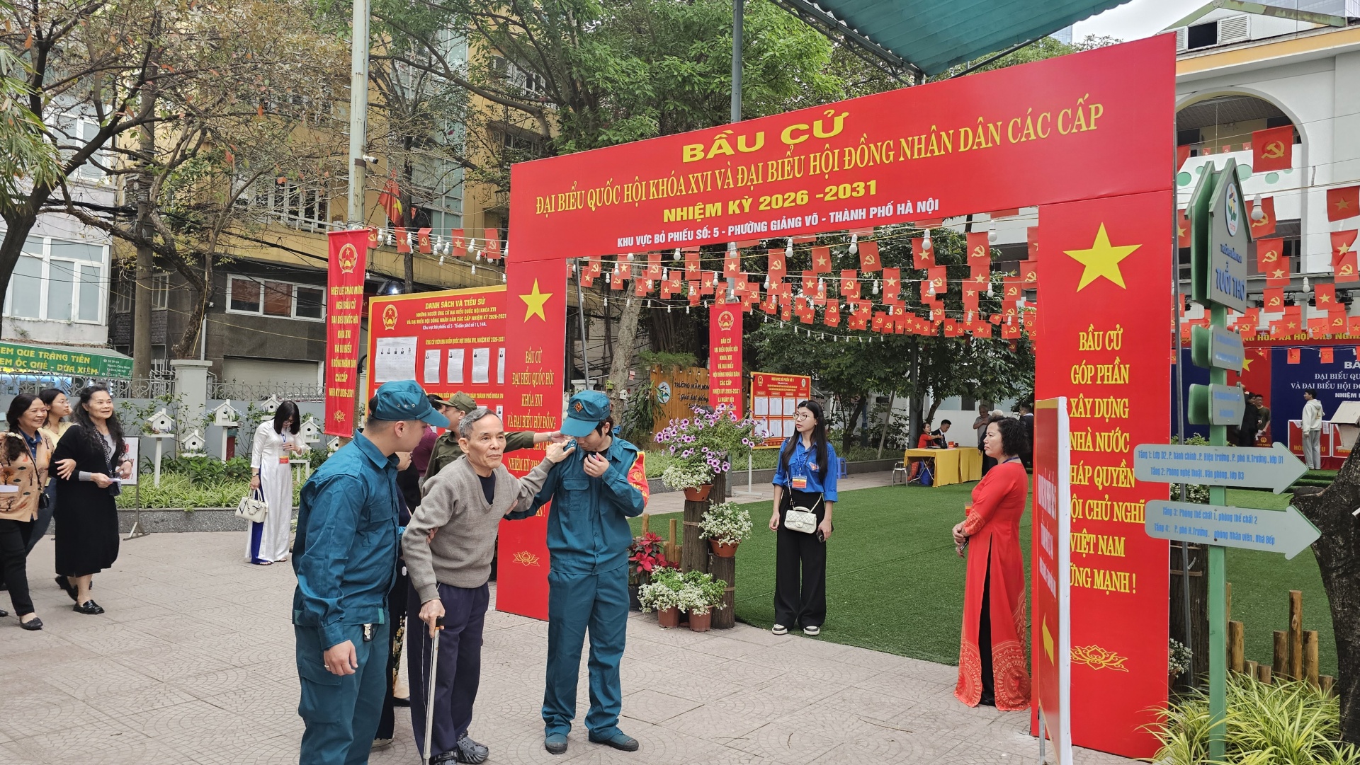 undefined Một cử tri cao tuổi tại khu vực bỏ phiếu số 5 phường Giảng Võ (Hà Nội) hỗ trợ di chuyển vào trong khu vực bỏ phiếu.