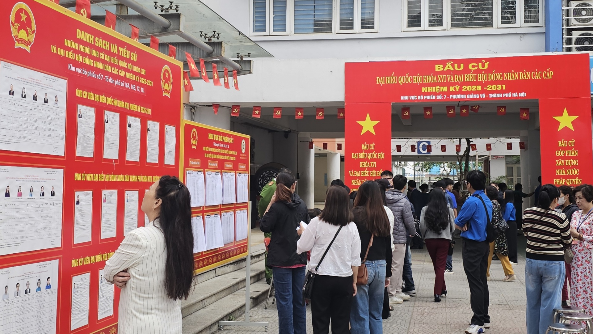 undefined Nhiều người dân cho biết đã chờ đợi ngày bầu cử từ nhiều ngày trước, bởi đây là dịp để trực tiếp đóng góp tiếng nói của mình vào việc xây dựng bộ máy nhà nước. Không khí phấn khởi hiện rõ trên gương mặt mỗi cử tri khi cẩn trọng nghiên cứu danh sách ứng cử viên, sau đó lần lượt thực hiện các bước bỏ phiếu theo đúng quy định.