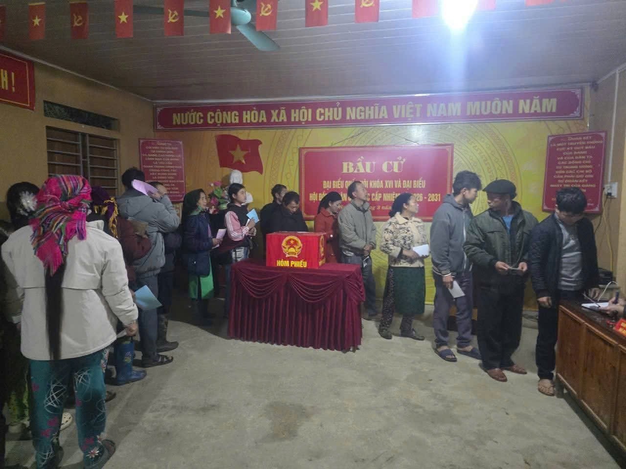 undefined Tuyên Quang: 2 địa phương hoàn thành bỏ phiếu 100%