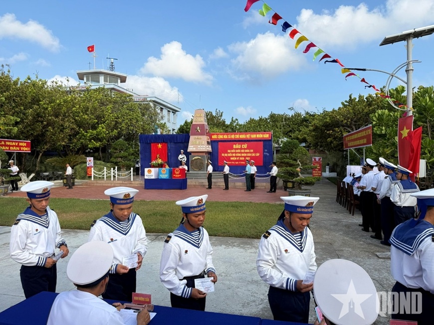 Trong ngày hội non sông, lần thứ hai cử tri Trường Sa được hòa cùng nhân dân cả nước thực hiện quyền công dân đi bỏ phiếu bầu, lựa chọn đại biểu có tâm, có tài tham gia diễn đàn Quốc hội và Hội đồng nhân dân các cấp cho thấy những nỗ lực vượt bậc của cả hệ thống chính trị. Trong ngày hội non sông, lần thứ hai cử tri Trường Sa được hòa cùng nhân dân cả nước thực hiện quyền công dân đi bỏ phiếu bầu, lựa chọn đại biểu có tâm, có tài tham gia diễn đàn Quốc hội và Hội đồng nhân dân các cấp cho thấy những nỗ lực vượt bậc của cả hệ thống chính trị.