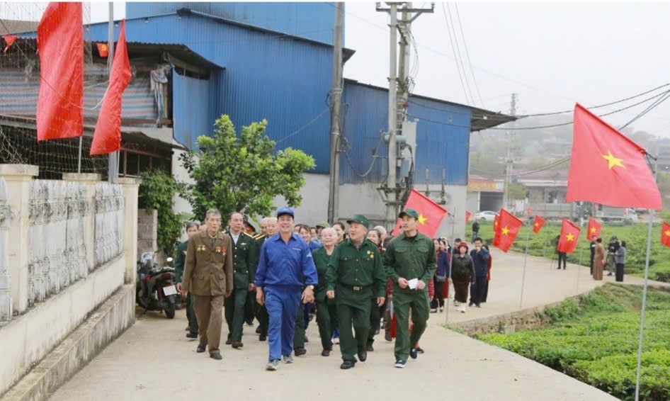 Các cử tri nô nức đi tham gia bầu cử