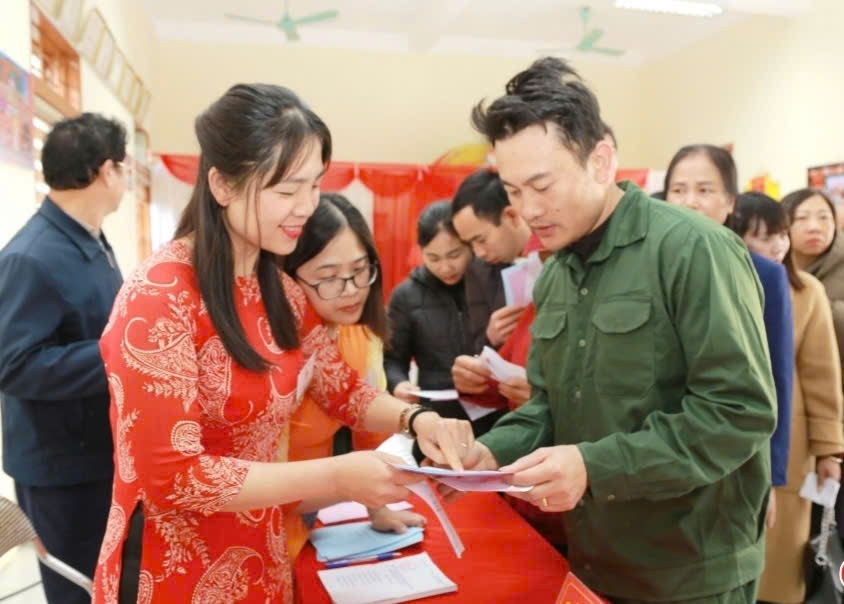 Thành viên các Tổ bầu cử hướng dẫn cho các cử tri thực hiện quyền bầu cử của mình.