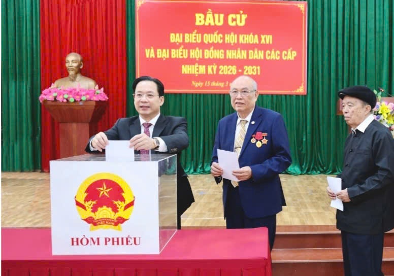 Ông Hoàng Văn Nghiệm, Bí thư Tỉnh ủy Sơn La tham gia bỏ phiếu tại phường Tô Hiệu.