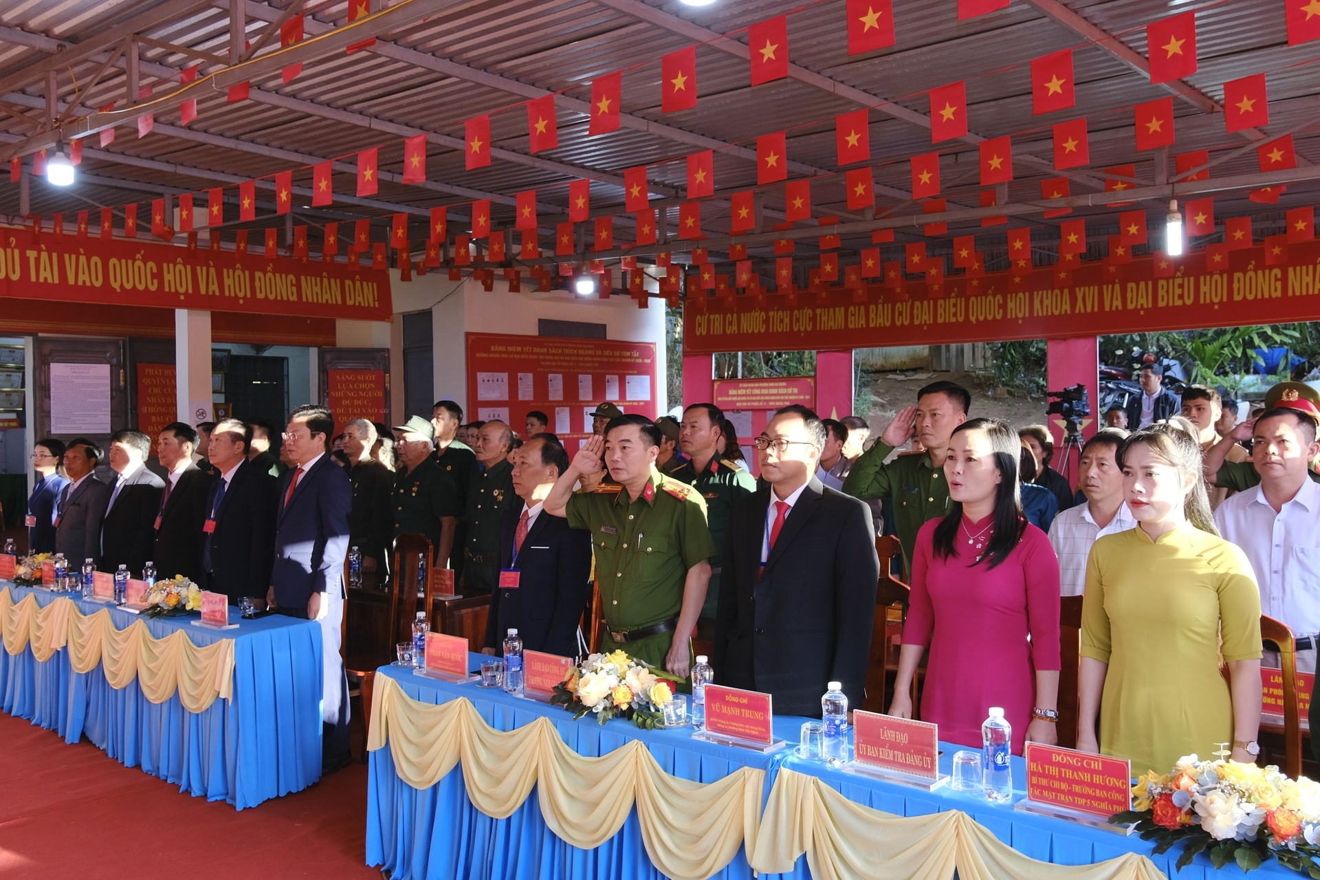 Các lãnh đạo tỉnh Lâm Đồng thực hiện quyền cử tri từ sáng sớm