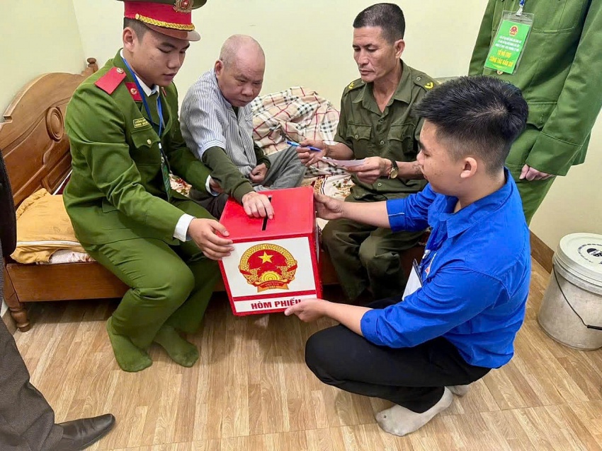 Phú Thọ: Lực lượng Công an tỉnh trang nghiêm tham gia bầu cử