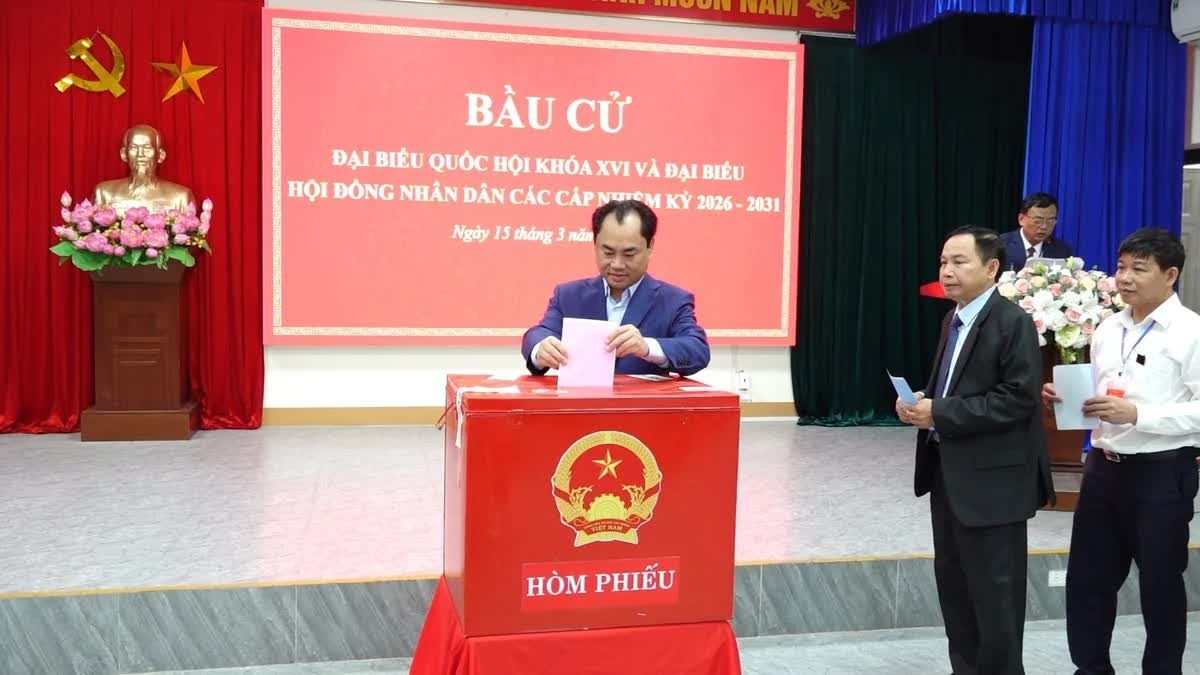 Không khí bầu cử sôi nổi tại Thái Nguyên: Cử tri đi bầu từ sớm, lãnh đạo tỉnh cùng tham gia bỏ phiếu