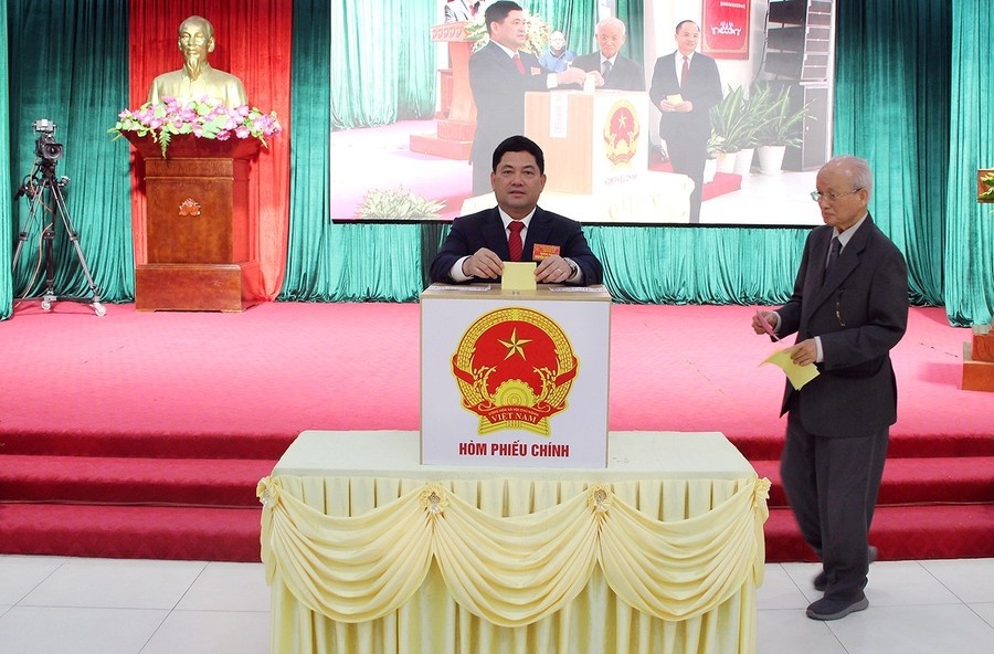 Bí thư Tỉnh ủy Bắc Ninh Nguyễn Hồng Thái bỏ phiếu bầu cử tại phường Bắc Giang