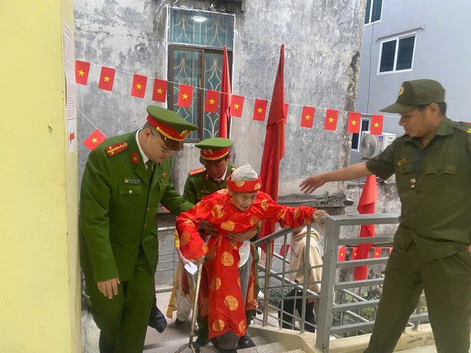   Ngày 15/3, cử tri cả nước chính thức đi bỏ phiếu bầu cử đại biểu Quốc hội khóa XVI và đại biểu Hội đồng nhân dân các cấp nhiệm kỳ 2026-2031. Trong không khí cờ hoa rực rỡ và tinh thần phấn khởi, hồ hởi của hàng triệu cử tri đi bầu cử, tại nhiều điểm bỏ phiếu trên địa bàn Thủ đô, hình ảnh cán bộ, chiến sĩ công an Hà Nội hỗ trợ các cụ già, người khuyết tật,... hoàn thành quyền công dân để lại nhiều ấn tượng tốt đẹp. (Ảnh: CAHN)