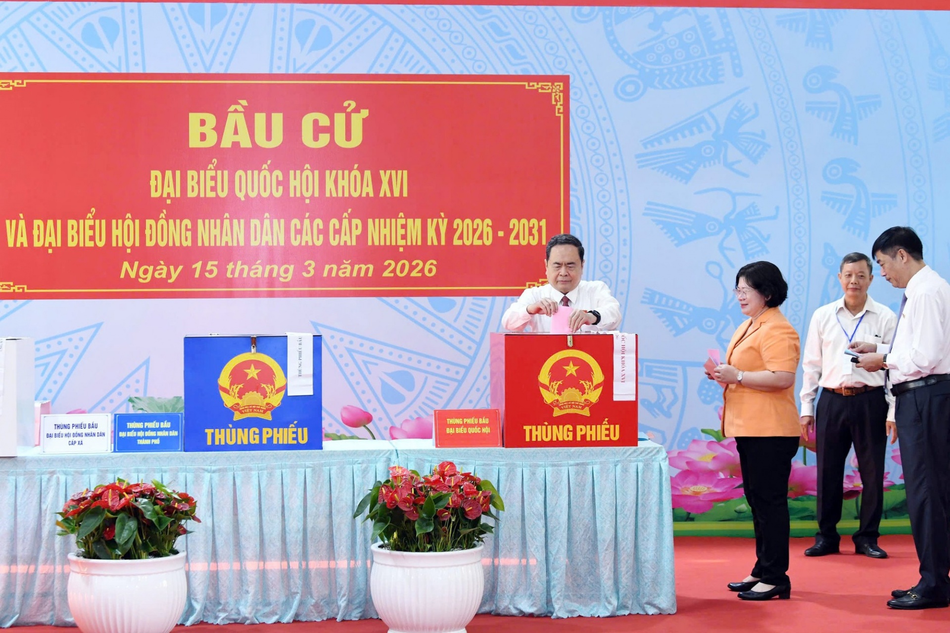 Các đồng chí lãnh đạo Đảng, Nhà nước hòa cùng 'Ngày hội non sông'