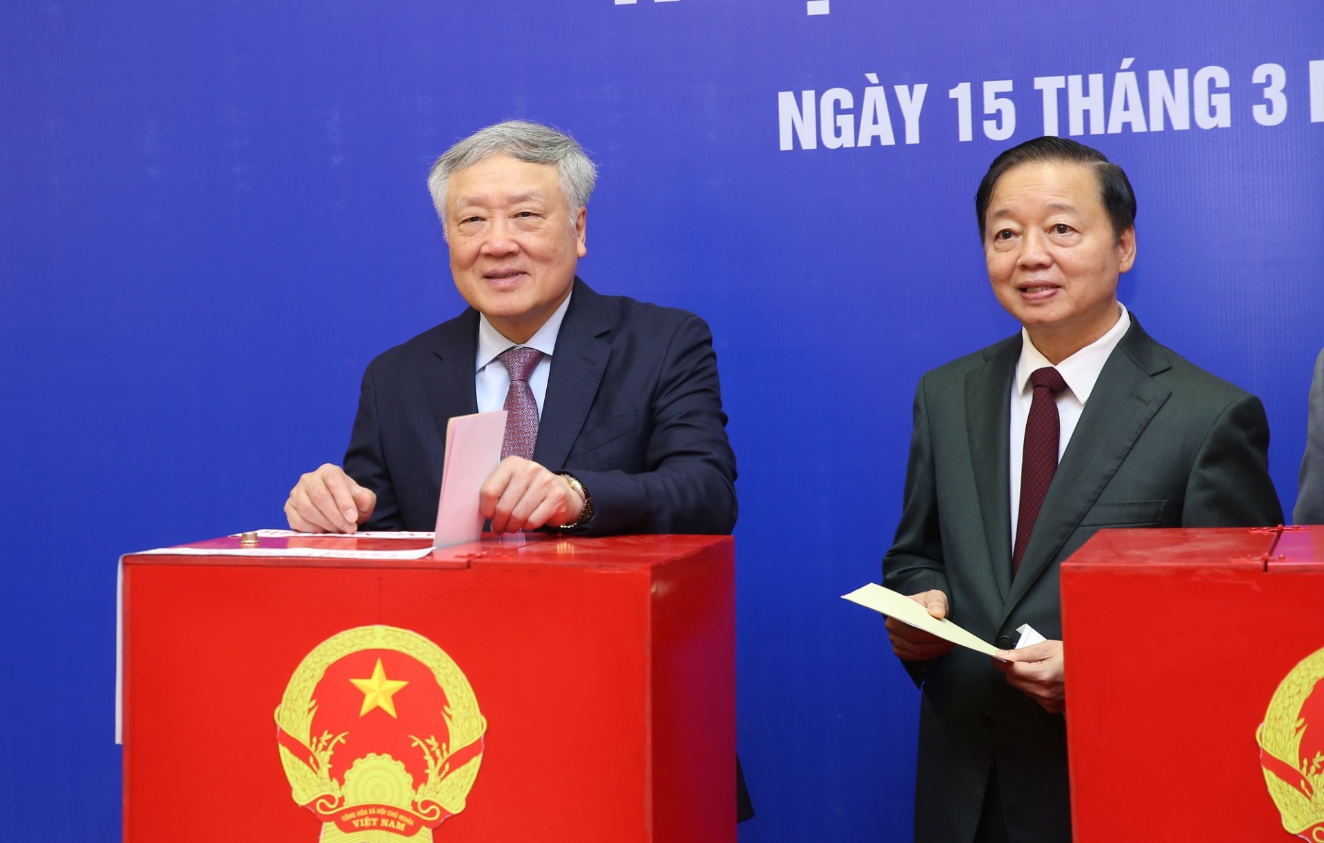 Các đồng chí lãnh đạo Đảng, Nhà nước hòa cùng 'Ngày hội non sông'