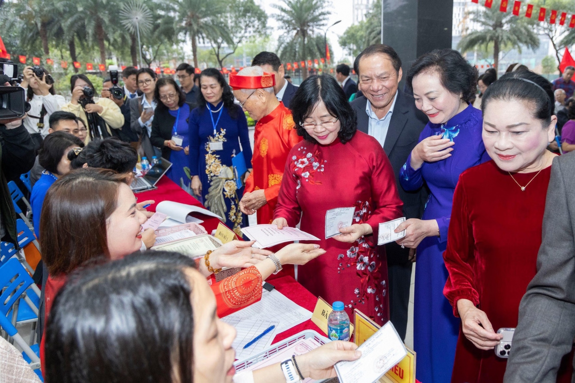 Các đồng chí lãnh đạo Đảng, Nhà nước hòa cùng 'Ngày hội non sông'