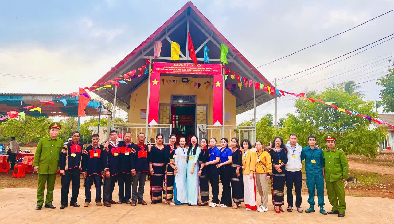 Cử tri các dân tộc trên địa bàn tỉnh Đắk Lắk tham gia bỏ phiếu, thể hiện quyền và nghĩa vụ công dân.