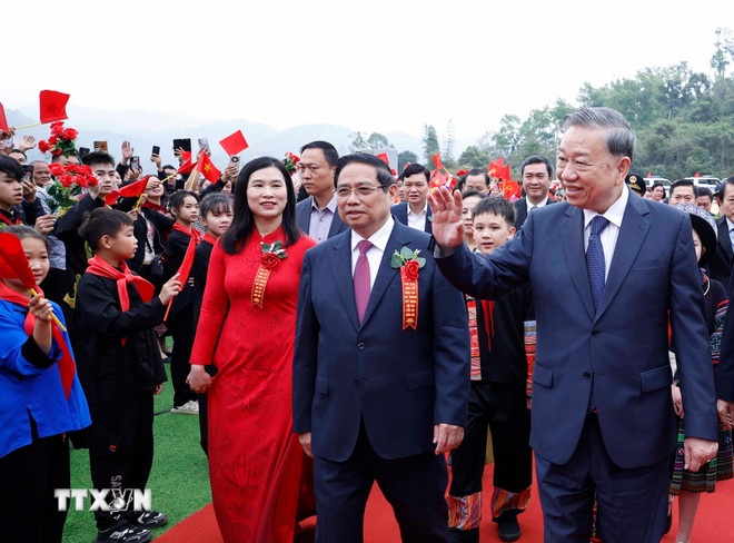   Tổng Bí thư Tô Lâm và Thủ tướng Phạm Minh Chính dự Lễ khởi công, động thổ đồng loạt các trường nội trú liên cấp biên giới tại xã Đồng Đăng, tỉnh Lạng Sơn. (Ảnh: TTXVN)