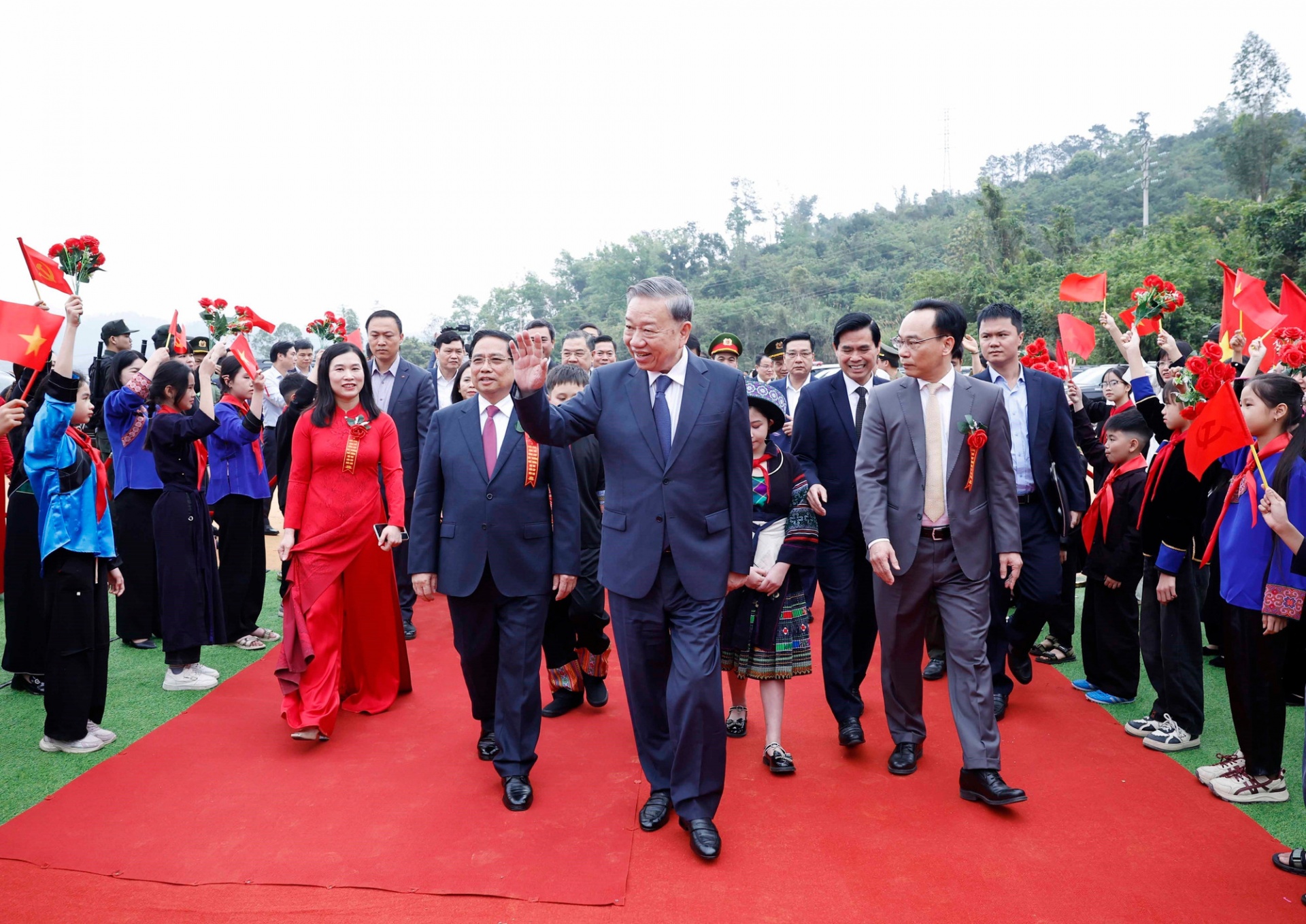   Tổng Bí thư Tô Lâm, Thủ tướng Phạm Minh Chính và Quyền Bộ trưởng Bộ Giáo dục và Đào tạo Hoàng Minh Sơn tại lễ khởi công xây dựng trường nội trú vùng biên. (Ảnh: TTXVN)