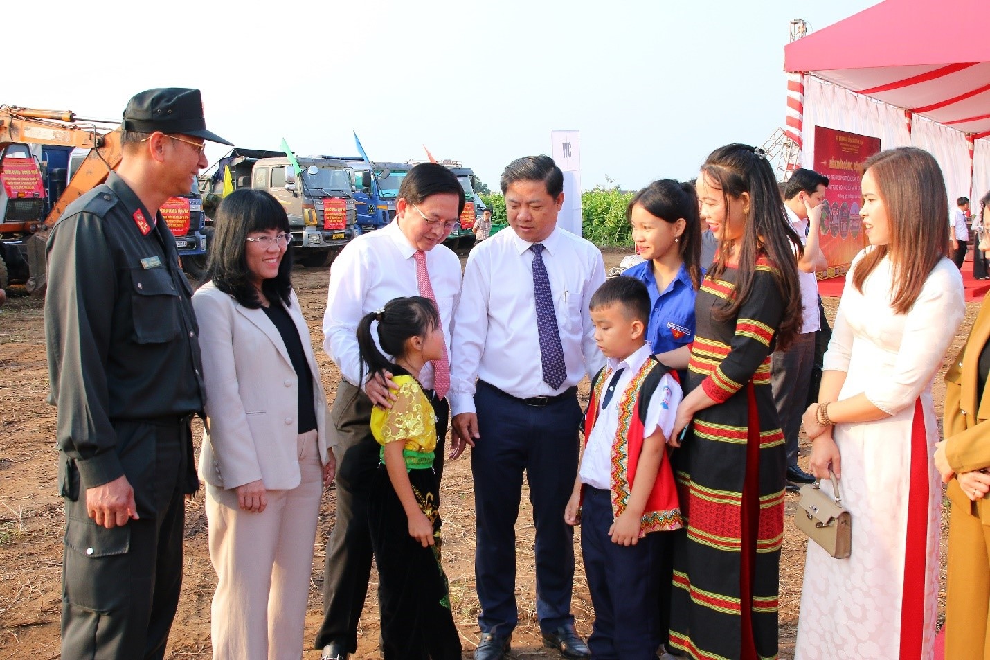  Lãnh đạo Trung ương và địa phương thăm hỏi, động viên các em học sinh dân tộc thiểu số tại lễ động thổ Trường nội trú liên cấp xã Ea Bung – lan tỏa sự quan tâm tới giáo dục vùng biên.