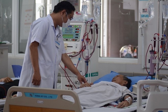  Các bác sĩ tận tình theo dõi, điều trị cho bệnh nhân tại Khoa Hồi sức tích cực. Ảnh: Đức Sỹ