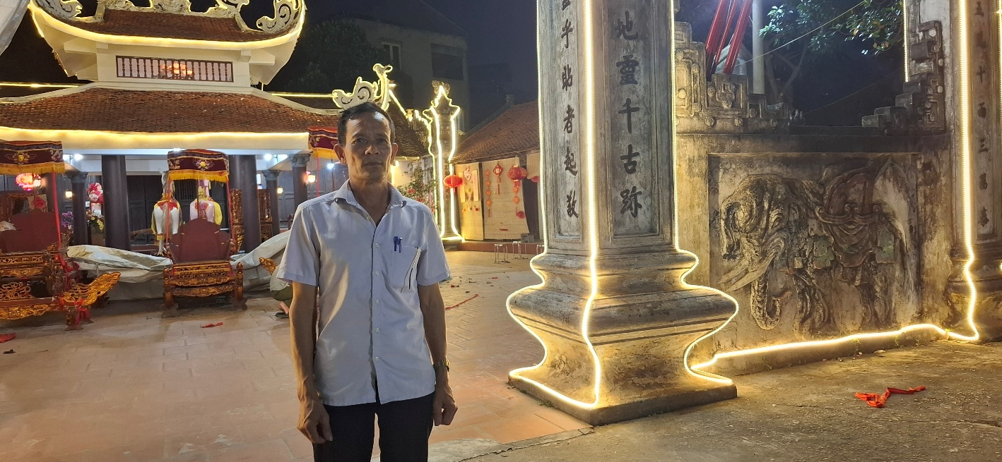 Ông Lê Văn Đông trưởng thôn Nhân Hòa, trưởng ban tổ chức. Ông Lê Văn Đông chia chia sẻ: “Lễ hội năm nay tiếp tục duy trì các nghi thức cổ truyền như hát Cửa Đình, hát Chèo... nhằm bảo tồn nguyên vẹn bản sắc vùng đồng bằng Bắc Bộ. Chúng tôi muốn mỗi người dân khi về dự hội đều cảm nhận được sự ấm áp, linh thiêng và niềm tự hào về truyền thống cha ông.” Ông Lê Văn Đông trưởng thôn Nhân Hòa, trưởng ban tổ chức. Ông Lê Văn Đông chia chia sẻ: “Lễ hội năm nay tiếp tục duy trì các nghi thức cổ truyền như hát Cửa Đình, hát Chèo... nhằm bảo tồn nguyên vẹn bản sắc vùng đồng bằng Bắc Bộ. Chúng tôi muốn mỗi người dân khi về dự hội đều cảm nhận được sự ấm áp, linh thiêng và niềm tự hào về truyền thống cha ông.”