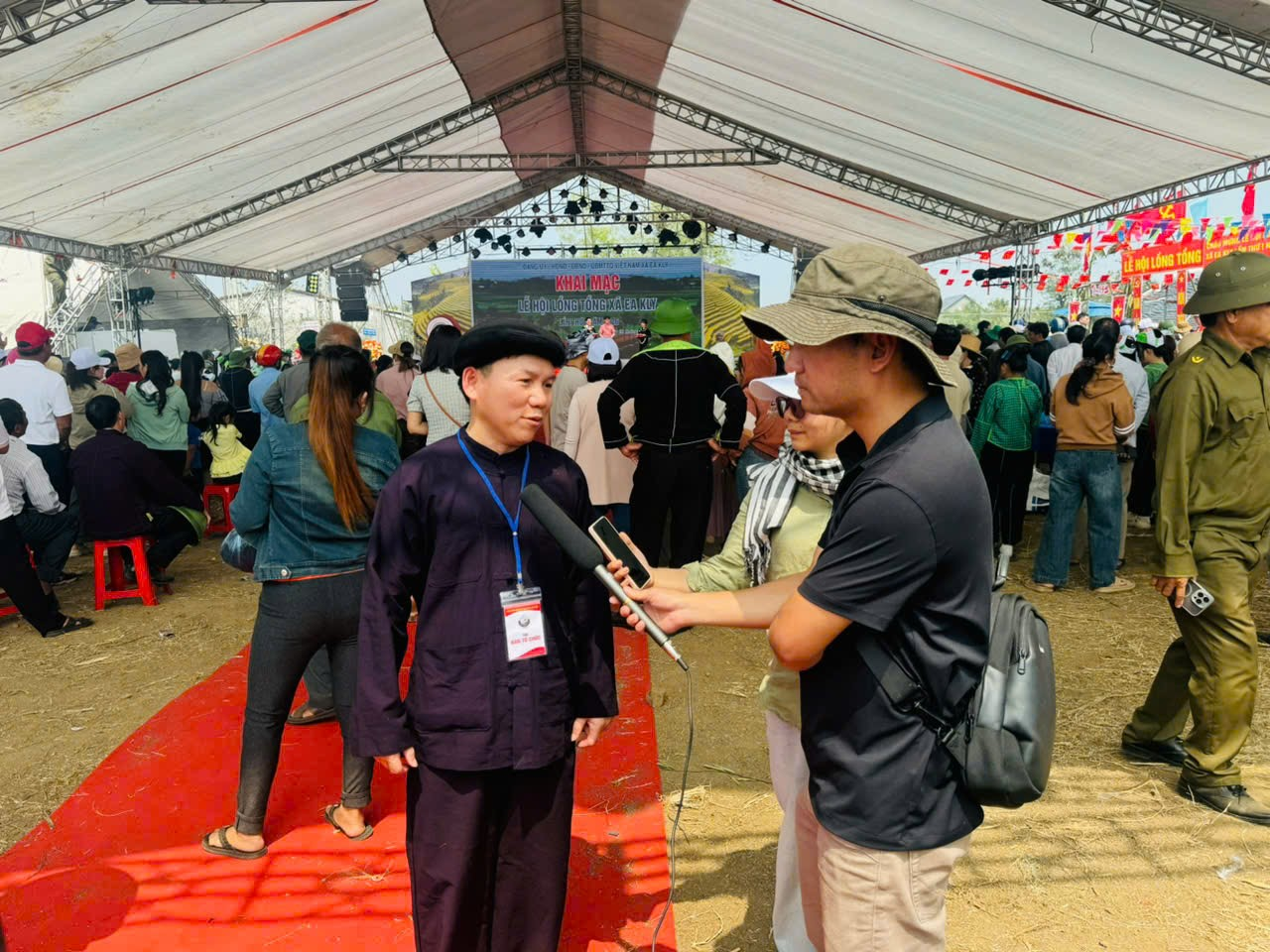 Đồng chí Nguyễn Văn Hoan – Bí thư Đảng ủy xã Ea Kly chia sẻ với phóng viên về việc gìn giữ, phát huy bản sắc văn hóa và tăng cường đoàn kết cộng đồng thông qua Lễ hội Lồng Tồng. Ảnh: Đức Sỹ Đồng chí Nguyễn Văn Hoan – Bí thư Đảng ủy xã Ea Kly chia sẻ với phóng viên về việc gìn giữ, phát huy bản sắc văn hóa và tăng cường đoàn kết cộng đồng thông qua Lễ hội Lồng Tồng. Ảnh: Đức Sỹ