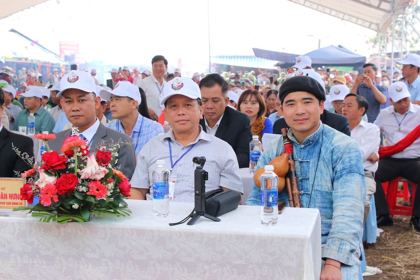 Lễ hội có sự tham dự của lãnh đạo các cấp, đại biểu, đông đảo nhân dân và du khách; cùng sự góp mặt biểu diễn của ca sĩ – nhạc sĩ A Páo, góp phần tạo điểm nhấn cho chương trình. Ảnh: Đức Sỹ Lễ hội có sự tham dự của lãnh đạo các cấp, đại biểu, đông đảo nhân dân và du khách; cùng sự góp mặt biểu diễn của ca sĩ – nhạc sĩ A Páo, góp phần tạo điểm nhấn cho chương trình. Ảnh: Đức Sỹ