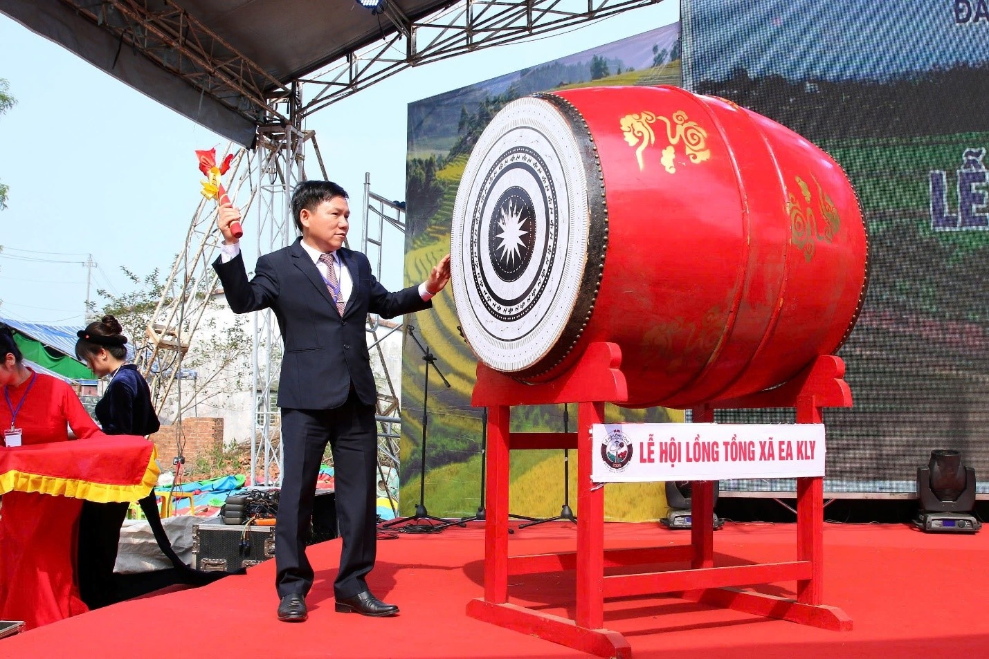 Tiếng trống khai hội vang lên từ tay Bí thư Đảng ủy xã Ea Kly Nguyễn Văn Hoan, chính thức mở màn Lễ hội Lồng Tồng trong không khí trang trọng và phấn khởi. Ảnh: Đức Sỹ Tiếng trống khai hội vang lên từ tay Bí thư Đảng ủy xã Ea Kly Nguyễn Văn Hoan, chính thức mở màn Lễ hội Lồng Tồng trong không khí trang trọng và phấn khởi. Ảnh: Đức Sỹ