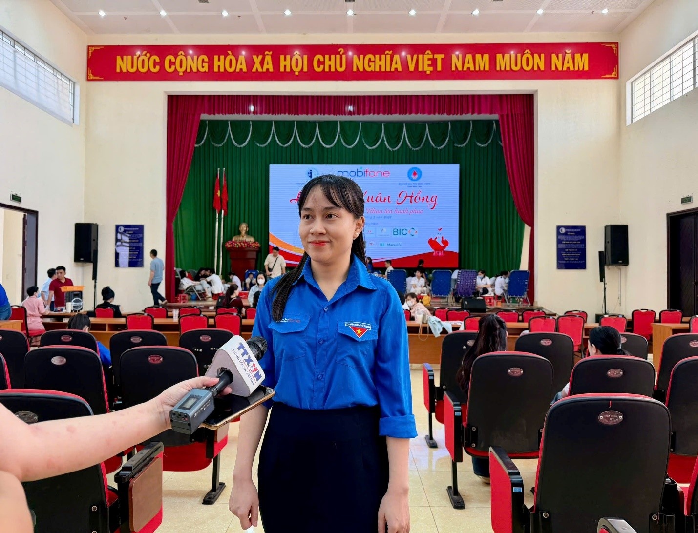 Em Nguyễn Ngọc Linh, sinh viên năm 3 ngành Luật học, Phân hiệu Trường Đại học Luật tại tỉnh Đắk Lắk chia sẻ cảm nhận sau khi tham gia hiến máu tình nguyện. Ảnh: Đức Sỹ Em Nguyễn Ngọc Linh, sinh viên năm 3 ngành Luật học, Phân hiệu Trường Đại học Luật tại tỉnh Đắk Lắk chia sẻ cảm nhận sau khi tham gia hiến máu tình nguyện. Ảnh: Đức Sỹ