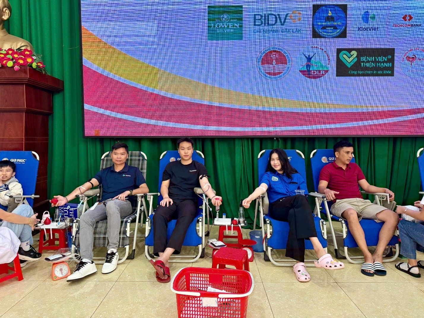 Đông đảo cán bộ, viên chức, người lao động, đoàn viên, thanh niên, sinh viên và người dân tham gia hiến máu tại chương trình. Ảnh: Đức Sỹ Đông đảo cán bộ, viên chức, người lao động, đoàn viên, thanh niên, sinh viên và người dân tham gia hiến máu tại chương trình. Ảnh: Đức Sỹ