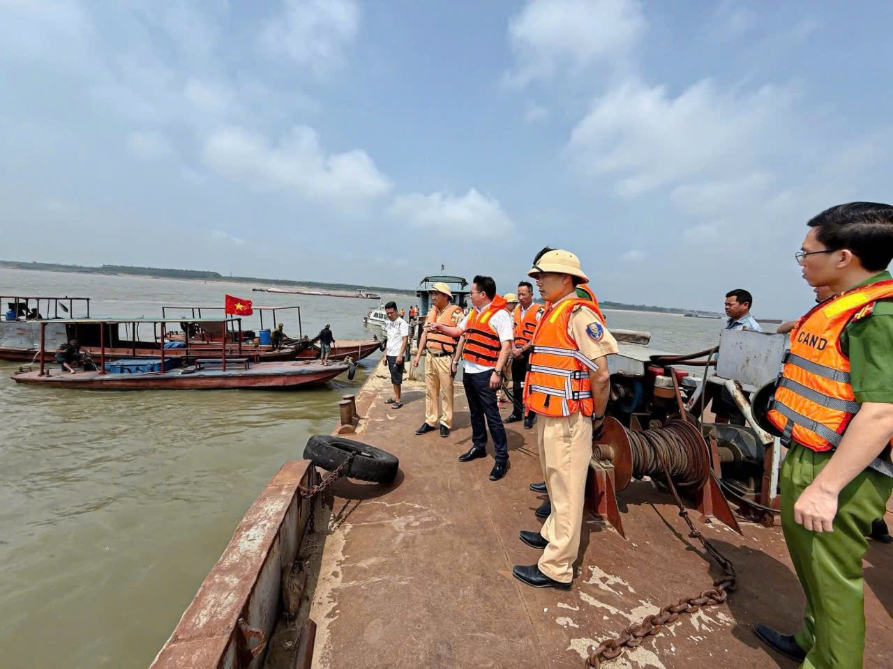 Phú Thọ: Chìm tàu hút cát, một người tử vong, một người mất tích