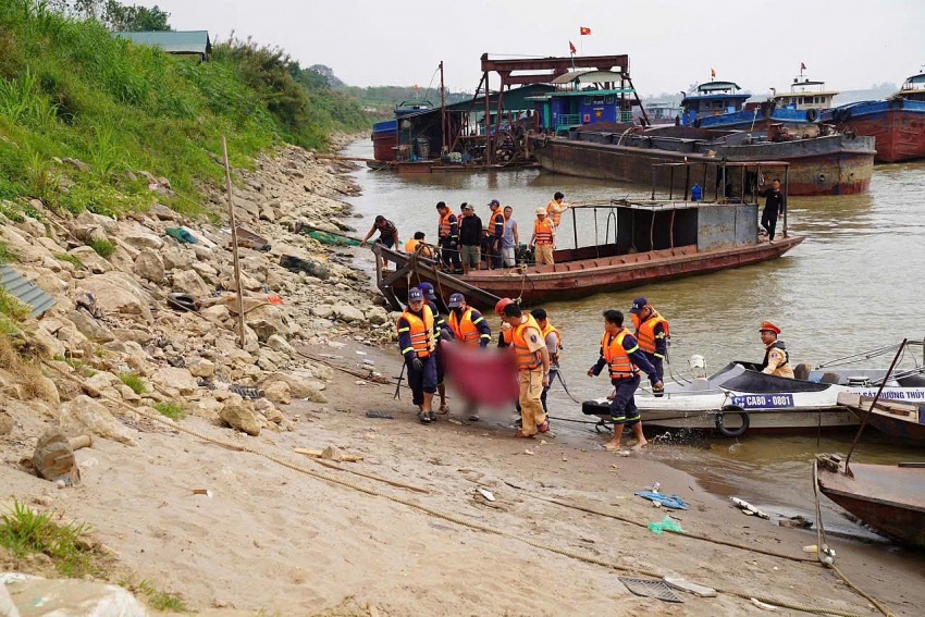 Phú Thọ: Chìm tàu hút cát, một người tử vong, một người mất tích