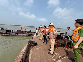 Phú Thọ: Chìm tàu hút cát, một người tử vong, một người mất tích