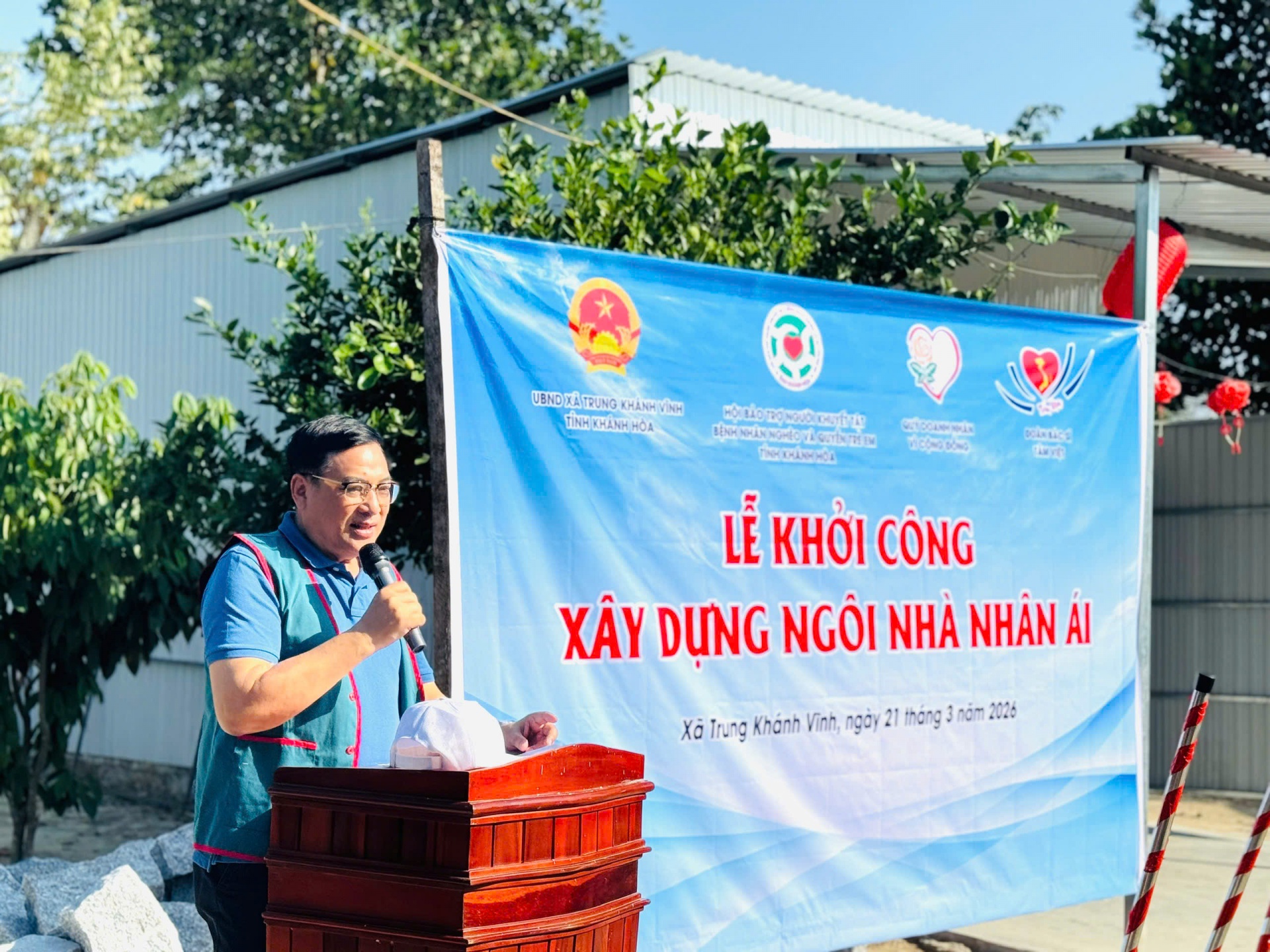 Khởi công xây dựng nhà Nhân ái cho hộ nghèo Khởi công xây dựng nhà Nhân ái cho hộ nghèo