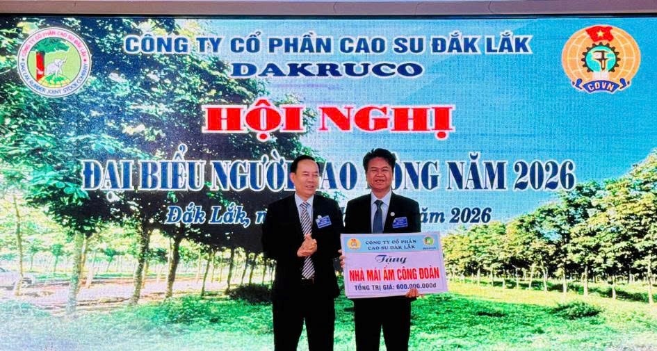  Ông Nguyễn Minh, Tổng Giám đốc Công ty, trao “Nhà Mái ấm Công đoàn” và bò sinh sản cho công nhân khó khăn, giúp ổn định cuộc sống.