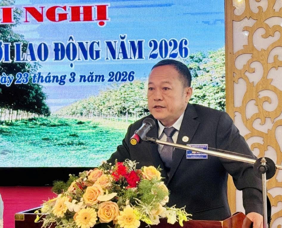                                                                                                         Ông Nguyễn Văn Giang, đại diện Nông trường 19-8, phát biểu tham luận tại hội nghị, nêu ý kiến, kiến nghị và đề xuất các giải pháp nhằm nâng cao hiệu quả sản xuất, quản lý tại đơn vị.