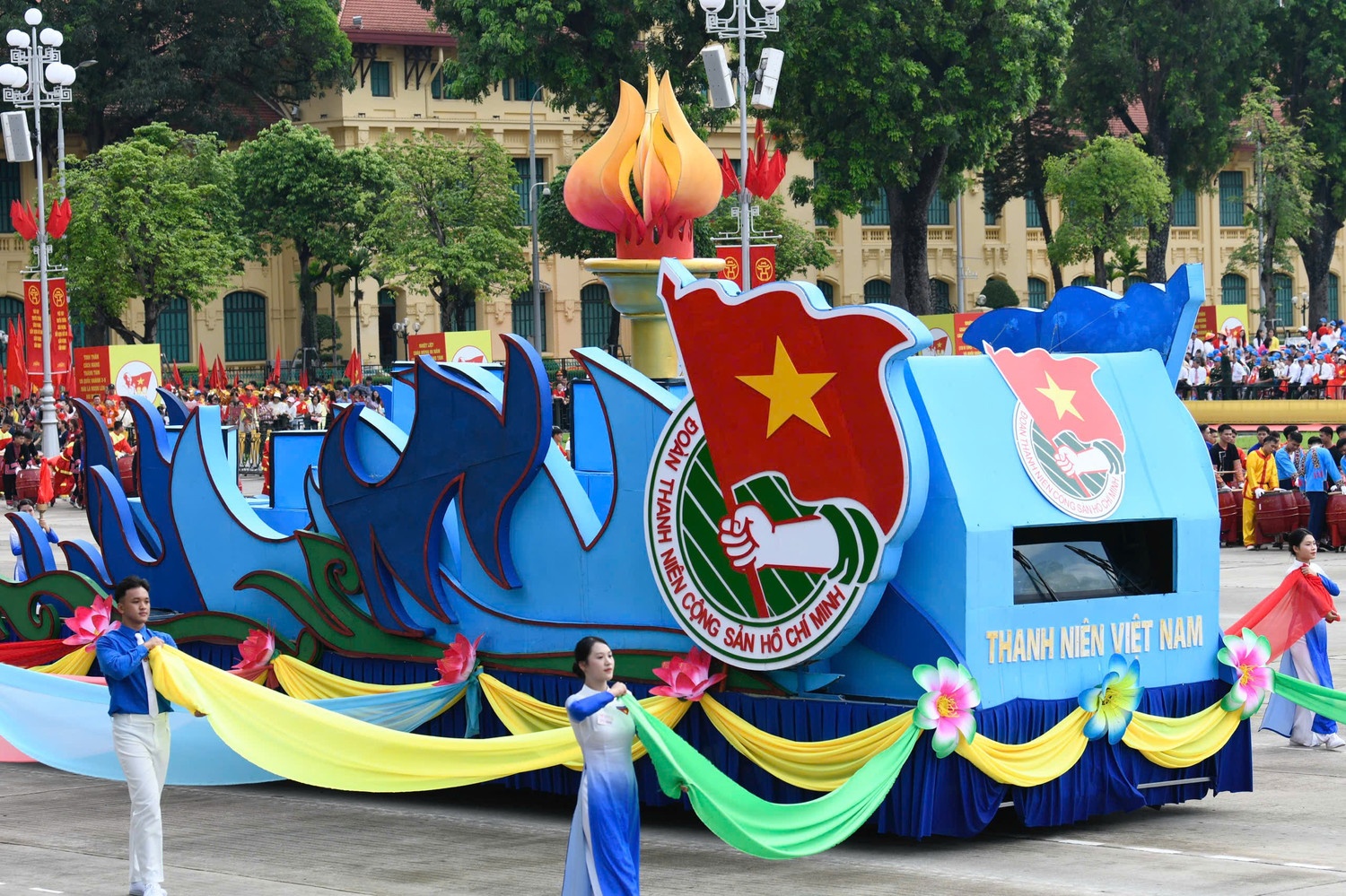   Dưới ngọn cờ vẻ vang của Đảng, được Bác Hồ kính yêu và các thế hệ cách mạng dìu dắt, tuổi trẻ nước ta đã viết nên nhiều trang sử đẹp bằng lý tưởng cao cả, tinh thần yêu nước và khát vọng cống hiến.