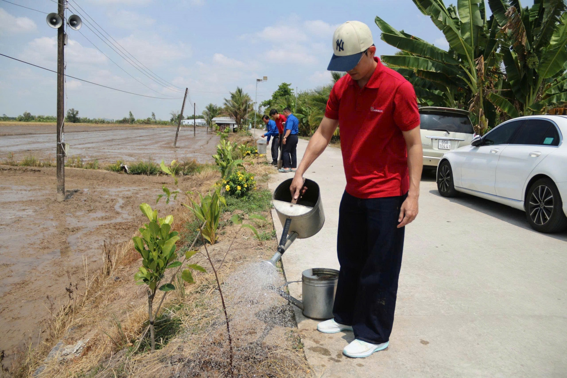 Tuổi trẻ Cờ Đỏ chung tay vun đắp những tuyến đường xanh