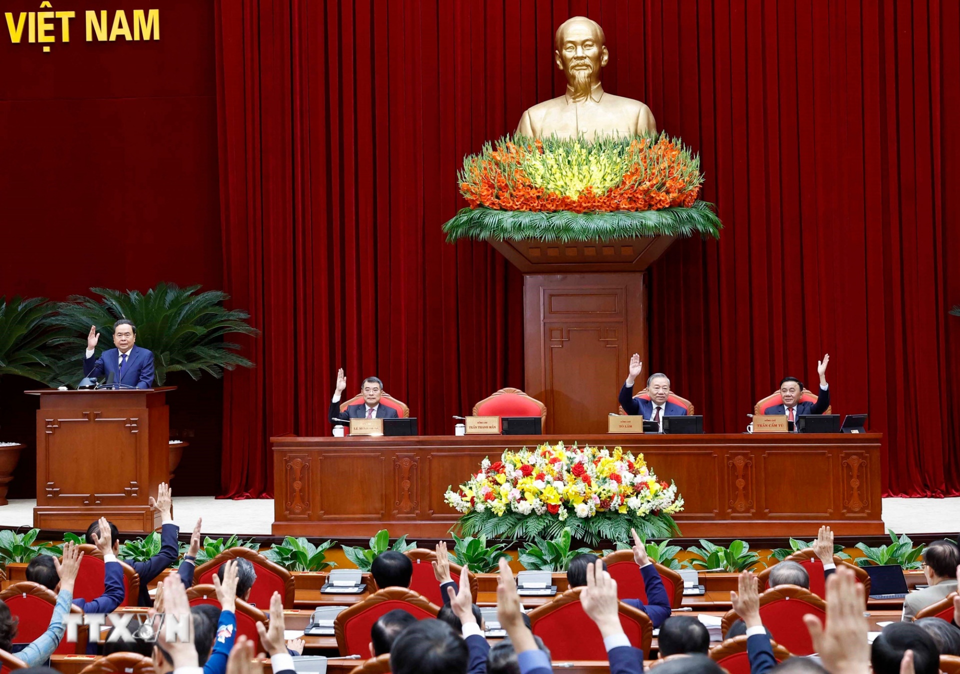 Tổng Bí thư Tô Lâm và các đại biểu biểu quyết thông qua Nghị quyết Hội nghị lần thứ hai Ban Chấp hành Trung ương Đảng khoá XIV. (Ảnh: TTXVN) Tổng Bí thư Tô Lâm và các đại biểu biểu quyết thông qua Nghị quyết Hội nghị lần thứ hai Ban Chấp hành Trung ương Đảng khoá XIV. (Ảnh: TTXVN)