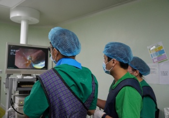 Nội soi gắp xương cá xuyên dạ dày vào đường mật