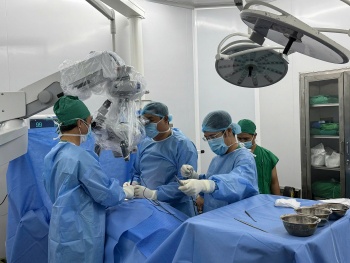 Bệnh nhân liệt tứ chi do u xương đốt sống cổ được phẫu thuật thành công