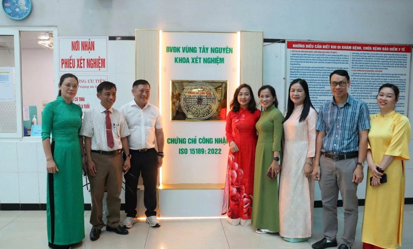    Bảng đồng chứng nhận đạt chuẩn ISO 15189:2022 được trang trọng gắn tại Khoa Xét nghiệm, Bệnh viện Đa khoa vùng Tây Nguyên.
