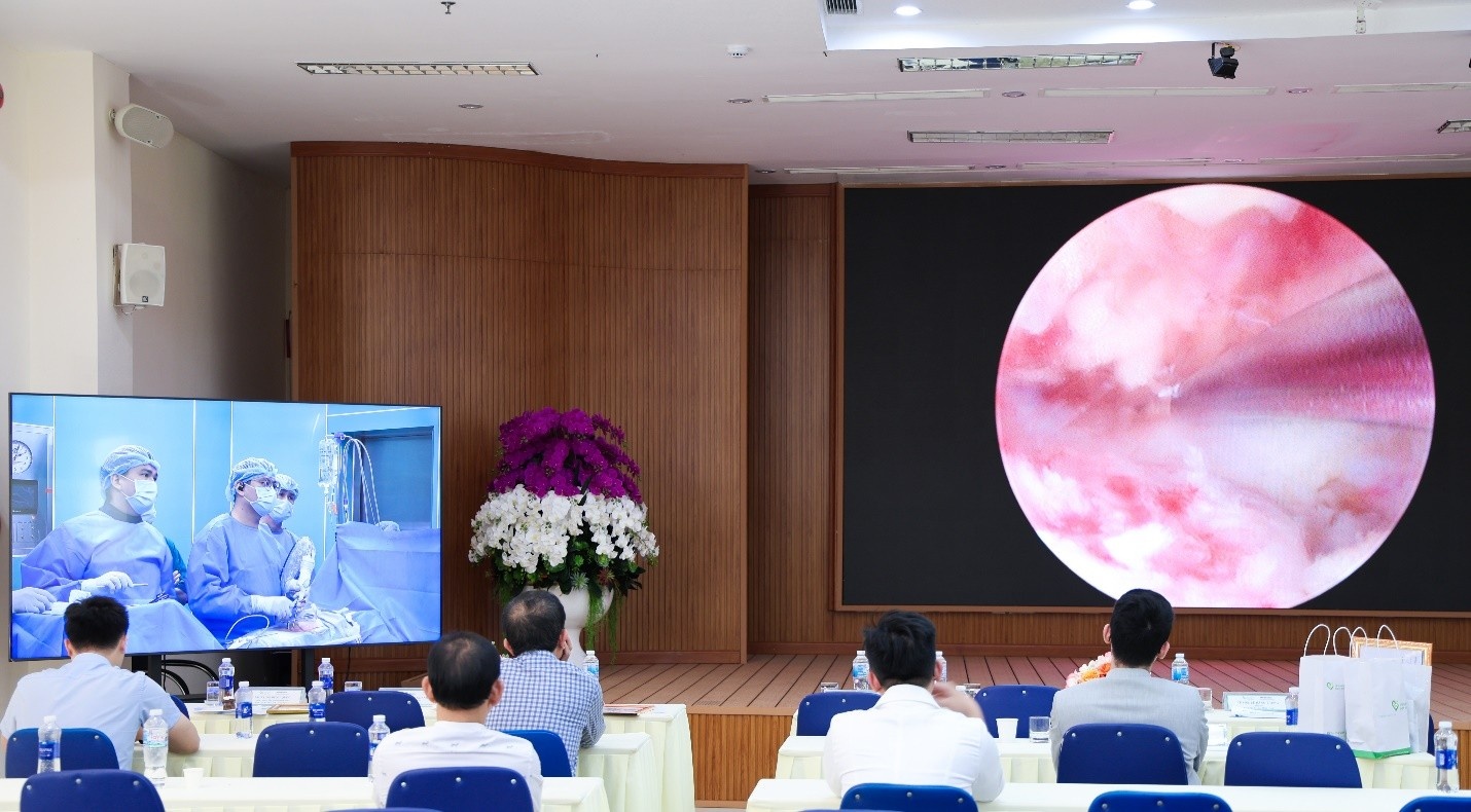 Các đại biểu theo dõi ca mổ thị phạm được truyền hình trực tiếp từ phòng mổ về hội trường, phục vụ trao đổi chuyên môn và tiếp cận thực tiễn phẫu thuật cột sống. Ảnh: Đức Sỹ Các đại biểu theo dõi ca mổ thị phạm được truyền hình trực tiếp từ phòng mổ về hội trường, phục vụ trao đổi chuyên môn và tiếp cận thực tiễn phẫu thuật cột sống. Ảnh: Đức Sỹ