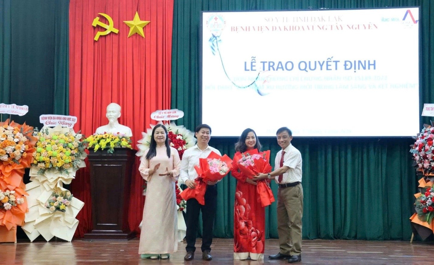  Lãnh đạo Bệnh viện Đa khoa vùng Tây Nguyên trao hoa tri ân đến tổ chức công nhận và đơn vị tư vấn.